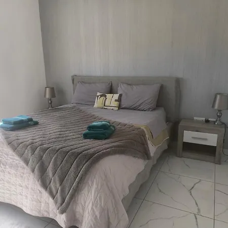 Renata's Three Bedrooms Penthouse With Sea View דירה *