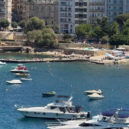 Renata's Three Bedrooms Penthouse With Sea View Gżira