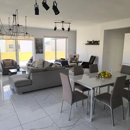 Renata's Three Bedrooms Penthouse With Sea View *