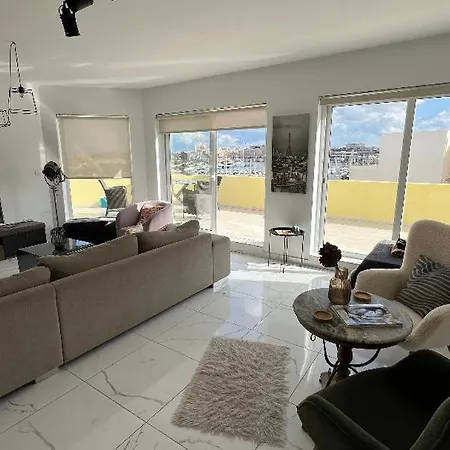 Renata's Three Bedrooms Penthouse With Sea View Gżira