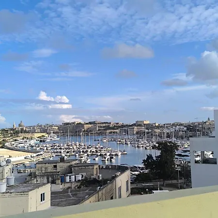 Renata's Three Bedrooms Penthouse With Sea View דירה *