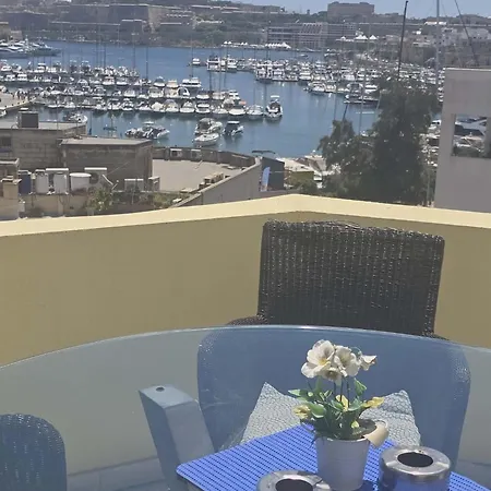 Renata's Three Bedrooms Penthouse With Sea View *