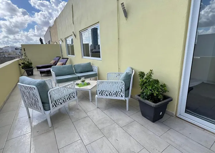 Renata's Three Bedrooms Penthouse With Sea View * Gżira