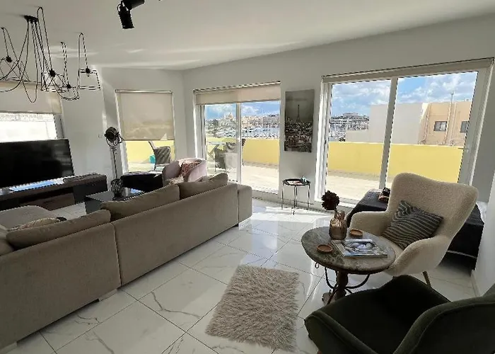 Renata's Three Bedrooms Penthouse With Sea View Gżira